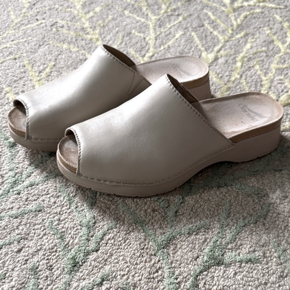Dansko Ravyn Nappa Ivory mules Size 39